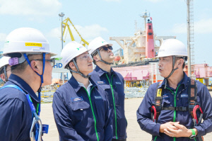 정기선 HD현대 회장, 베트남 사업장 현장 경영…HD현대베트남조선·HD현대에코비나 공장설비 및 안전시설 점검