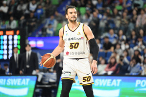 [현장리뷰] '마레이 트리플더블급 활약' LG, 챔피언 매직넘버 '4'...한국가스공사에 80-67 승