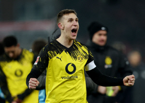 대반전! 김민재, 바이에른 잔류한다...이적 대비 넘버1 타깃, 도르트문트 재계약 임박 '2031년까지 연장'