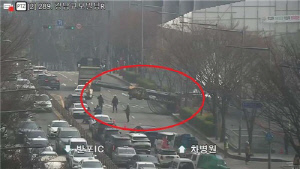 신논현역 인근 공사장서 천공기 넘어져…3개 차선 가로막혀