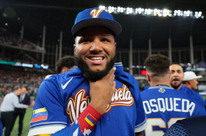 이럴수가…개막 앞둔 MIL, 1234억 외야수 골절상 IL 등재 '최대 4주 결장' 전망