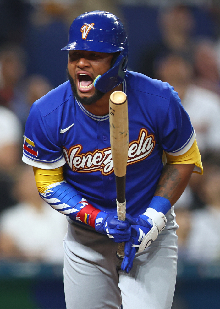 이럴수가…개막 앞둔 MIL, 1234억 외야수 골절상 IL 등재 '최대 4주 결장' 전망