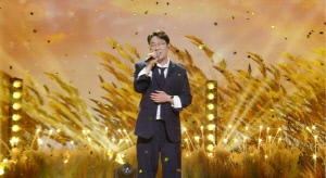 이휘재, 논란 4년 만에 복귀...'불후' 무대 위 긴장한 기색 역력