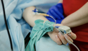 35년간 평생 누워서 지낸 여성, 아기 출산…