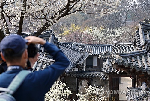 서울 낮 21도 완연한 봄날…건조한 대기·미세먼지는 지속