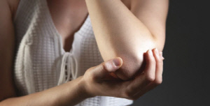 육아맘 괴롭히는 팔꿈치 통증, 손목 잘못 사용해서?