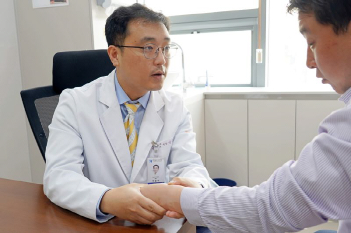 육아맘 괴롭히는 팔꿈치 통증, 손목 잘못 사용해서?