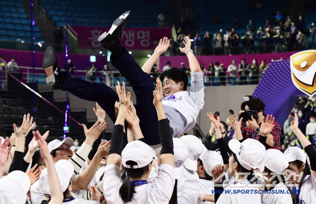 "솔직히 서운하다. 재계약까진 기대도 안했다" 10년 세월+우승 2회 →…