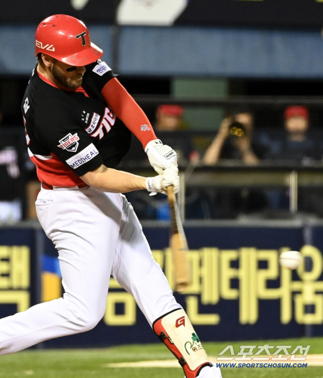 한국에서 쌓은 실력 발휘! 개막전서 홈런 前KIA 위즈덤 2안타,2타점,…