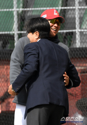 '걱정 가득했던' 이숭용 감독 미소 짓게 만든 정민철 해설위원의 따뜻한 포옹 [인천 현장]