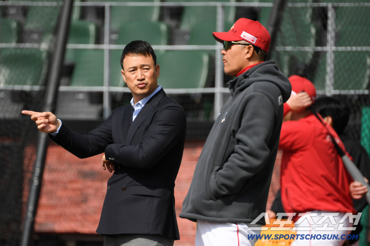 '걱정 가득했던' 이숭용 감독 미소 짓게 만든 정민철 해설위원의 따뜻한 …