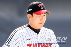 충격 날벼락! '우승팀 11승 에이스' 팔꿈치→옆구리 미세손상. 한달 빠진다. 아쿼 없으면 어쩔뻔[잠실 현장]