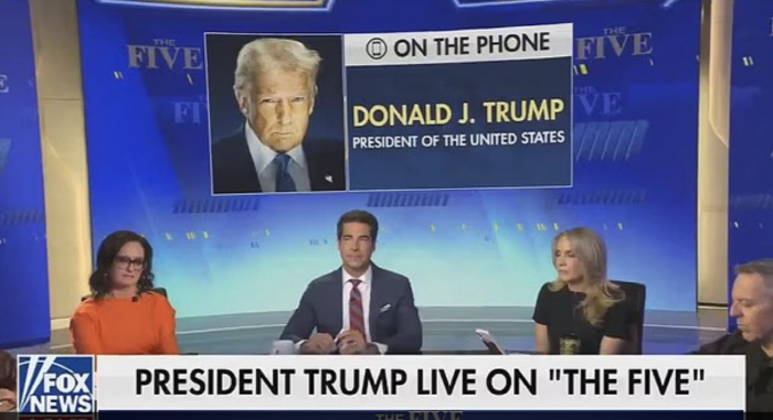 이란 전쟁 인터뷰 중 트럼프, 女진행자에 "더 아름다워졌어" 농담 논란