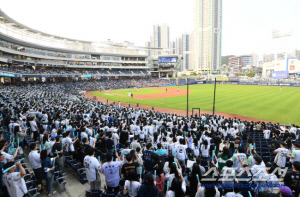 '야구 인기 미쳤다' 창원 두산-NC 개막전, 1만8128석 매진[창원 현장]
