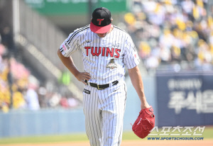 이럴수가! 옆구리 붙잡고 내려갔는데... 6연속 안타 6실점 치리노스 곧바로 강판. 특이사항 없음[잠실 현장]