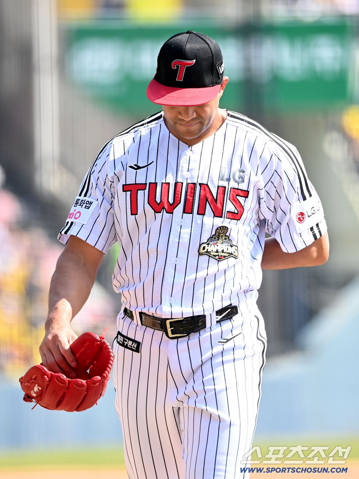 이럴수가! 옆구리 붙잡고 내려갔는데... 6연속 안타 6실점 치리노스 곧…