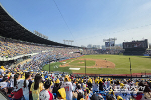 '반갑다 야구야!' 개막전 전국 5개 구장 전부 매진! 사상 최초 1300만 관중 도전