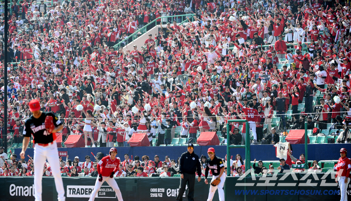 '반갑다 야구야!' 개막전 전국 5개 구장 전부 매진! 사상 최초 130…