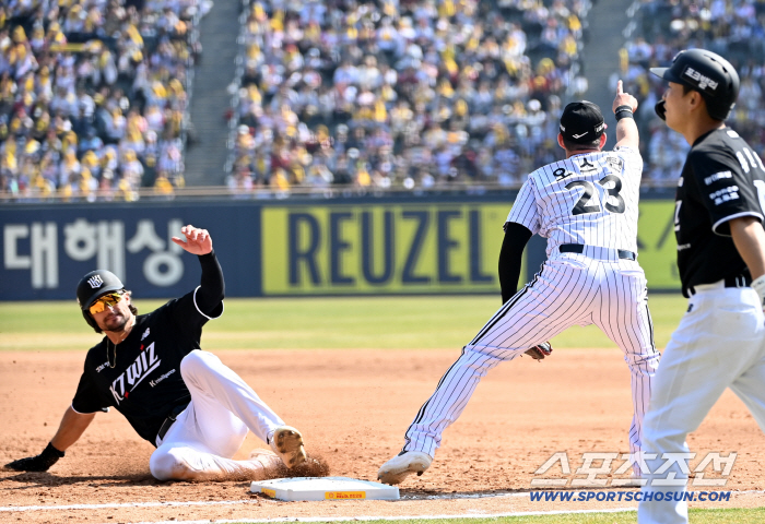 옆에 떨어지는 플라이 못잡고... 중견수 플라이에 2루까지 뛰다 아웃. 2점 손해봤다. 새 외인타자 왜이래?[잠실 현장]