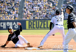 옆에 떨어지는 플라이 못잡고... 중견수 플라이에 2루까지 뛰다 아웃. 2점 손해봤다. 새 외인타자 왜이래?[잠실 현장]