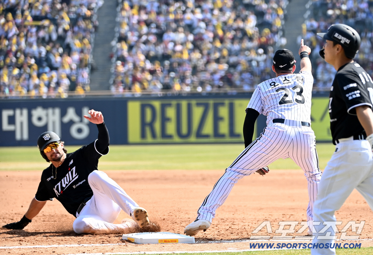 옆에 떨어지는 플라이 못잡고... 중견수 플라이에 2루까지 뛰다 아웃. …