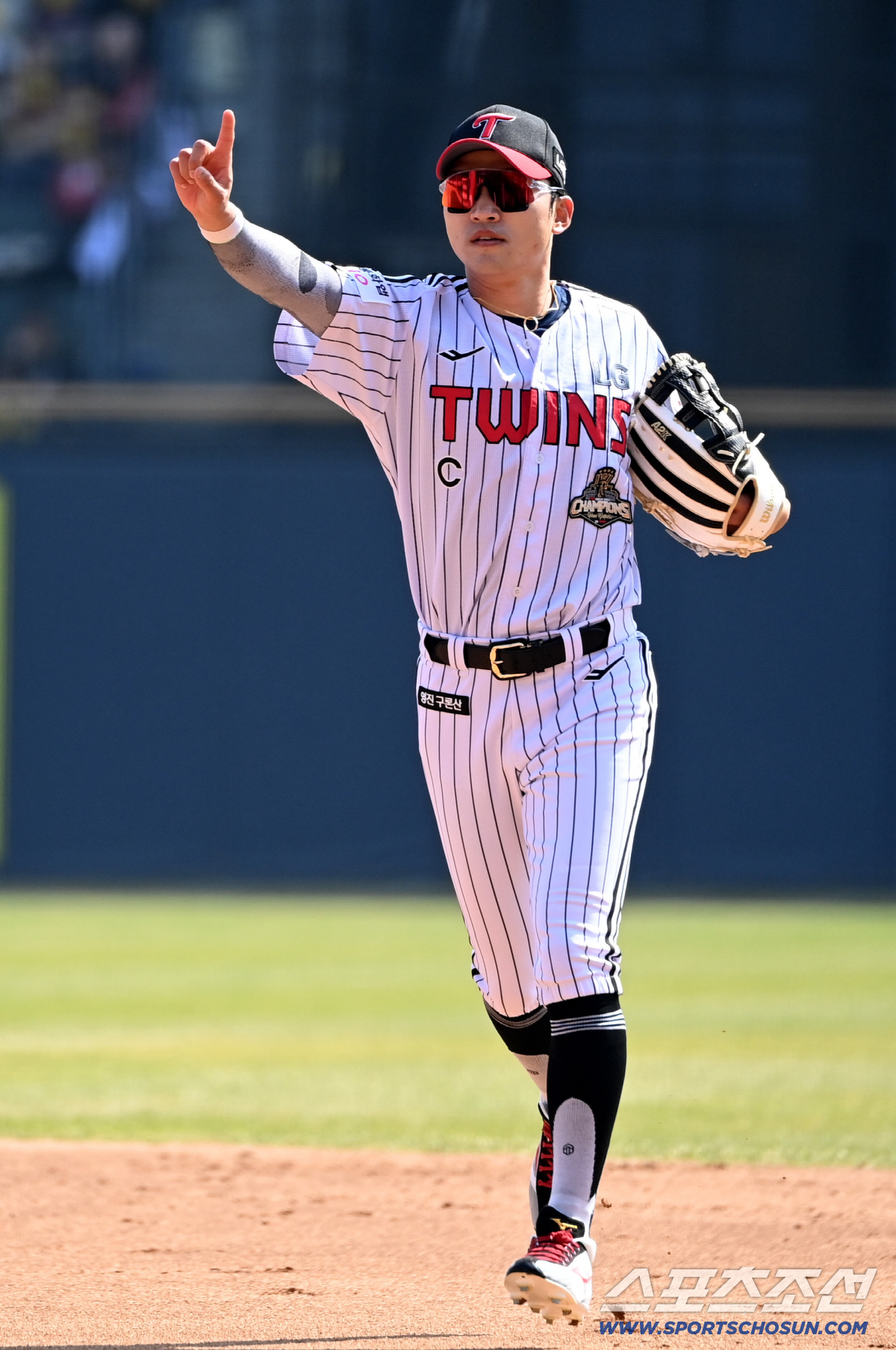 옆에 떨어지는 플라이 못잡고... 중견수 플라이에 2루까지 뛰다 아웃. …