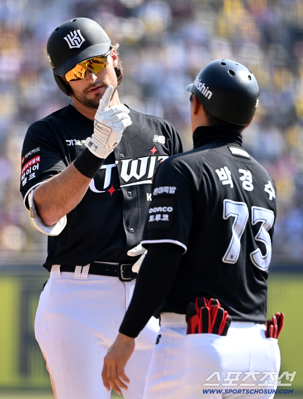 옆에 떨어지는 플라이 못잡고... 중견수 플라이에 2루까지 뛰다 아웃. …