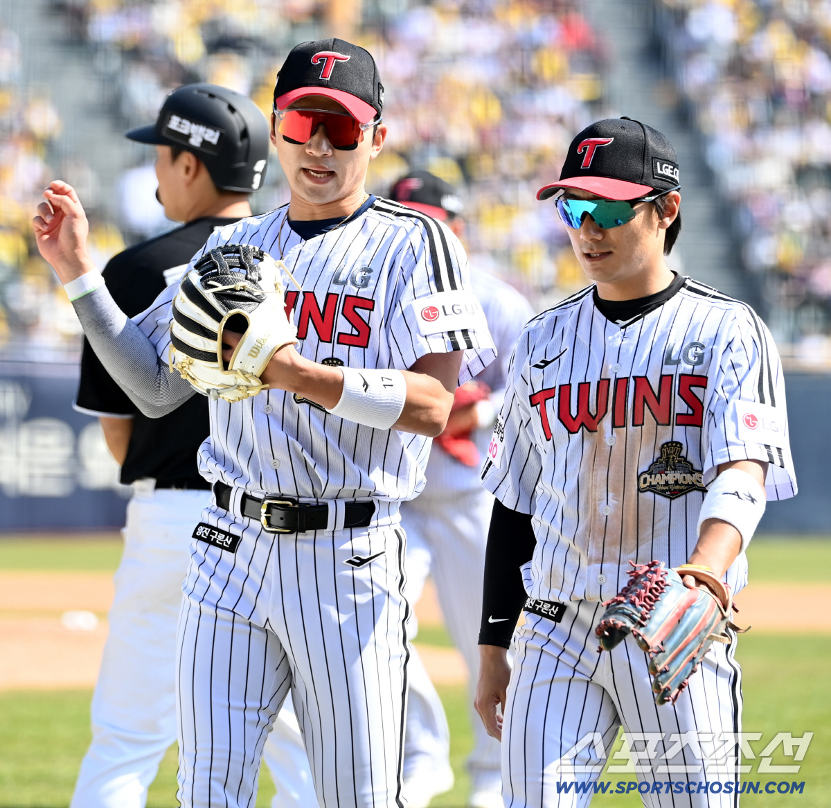 옆에 떨어지는 플라이 못잡고... 중견수 플라이에 2루까지 뛰다 아웃. …