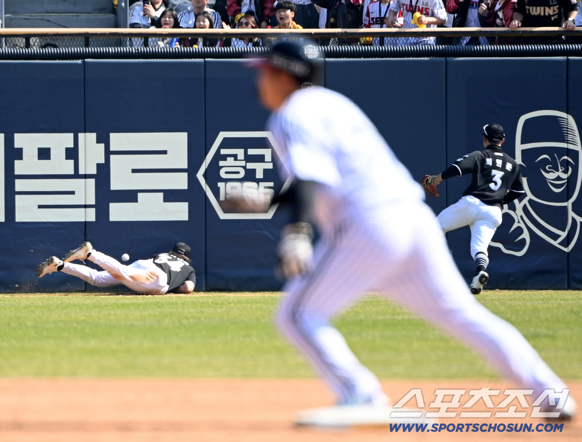 옆에 떨어지는 플라이 못잡고... 중견수 플라이에 2루까지 뛰다 아웃. …