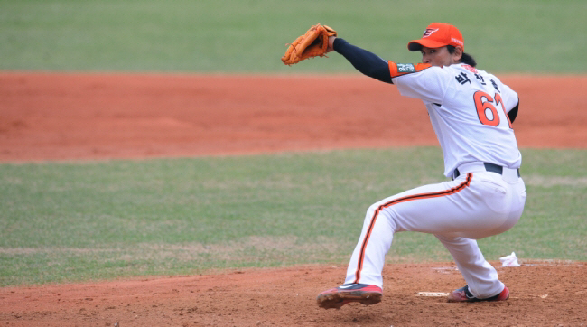 '61번 박찬호' 다시 보나 했는데…검은 정장으로 마운드 오른 레전드 왜…