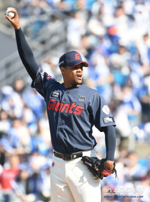 '제2의 폰세' 맞네, 156㎞ 광속구, 144㎞ 체인지업, 데뷔전 무실점, 피치콤 트러블→5볼넷→101구는 숙제