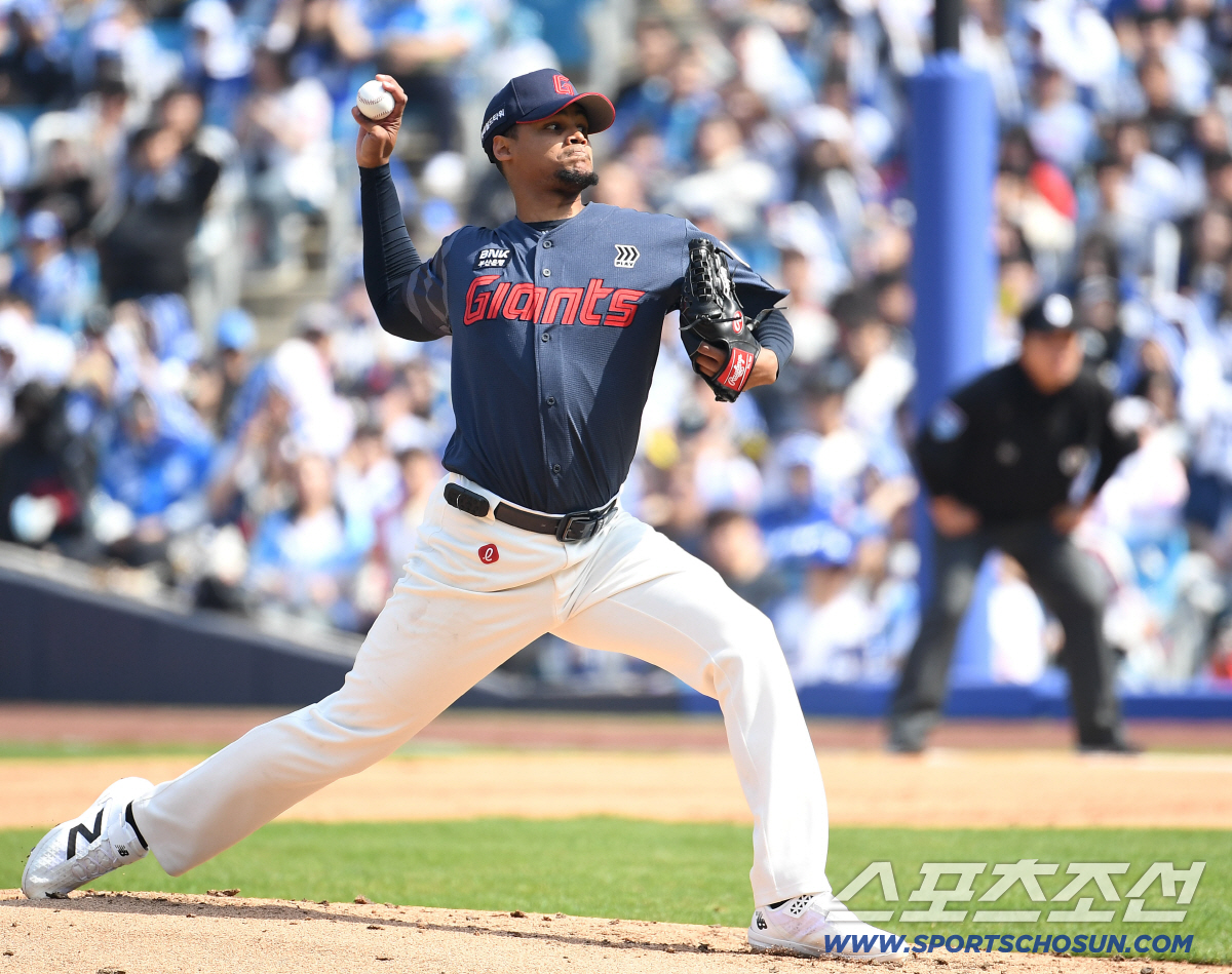 '제2의 폰세' 맞네, 156㎞ 광속구, 144㎞ 체인지업, 데뷔전 무실…