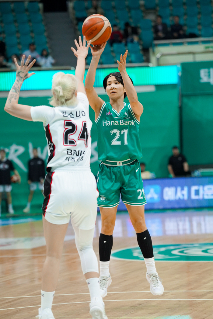 '우승 경쟁은 끝나지 않았다!' 하나은행, BNK 꺾으며 1위 KB스타즈 다시 반경기차로 추격