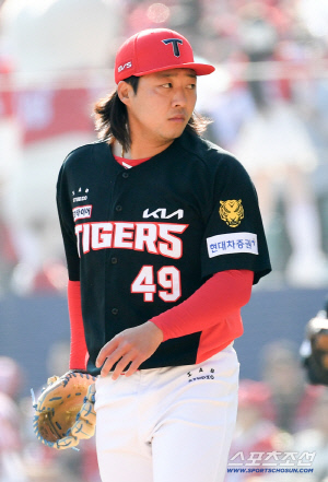 KIA가 20억 투자해 데려온 불펜, 첫 등판 아웃 1개 못잡고 강판 '눈물' [인천 현장]
