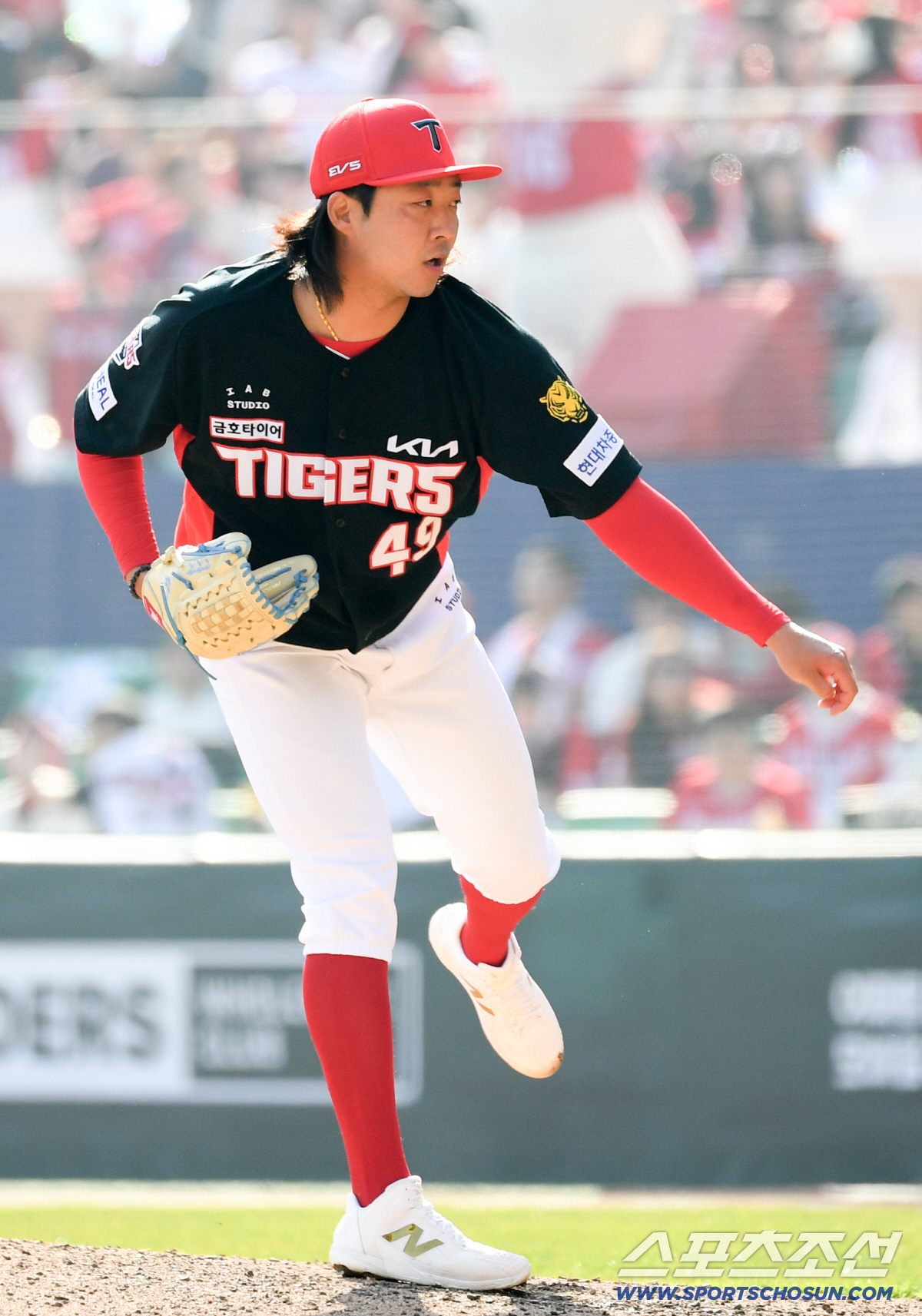 KIA가 20억 투자해 데려온 불펜, 첫 등판 아웃 1개 못잡고 강판 '…