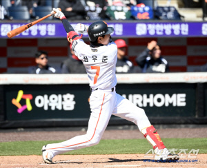 '거포 유격수 맞네' 한화 심우준, '약속의 8회' 동점 스리런 폭발