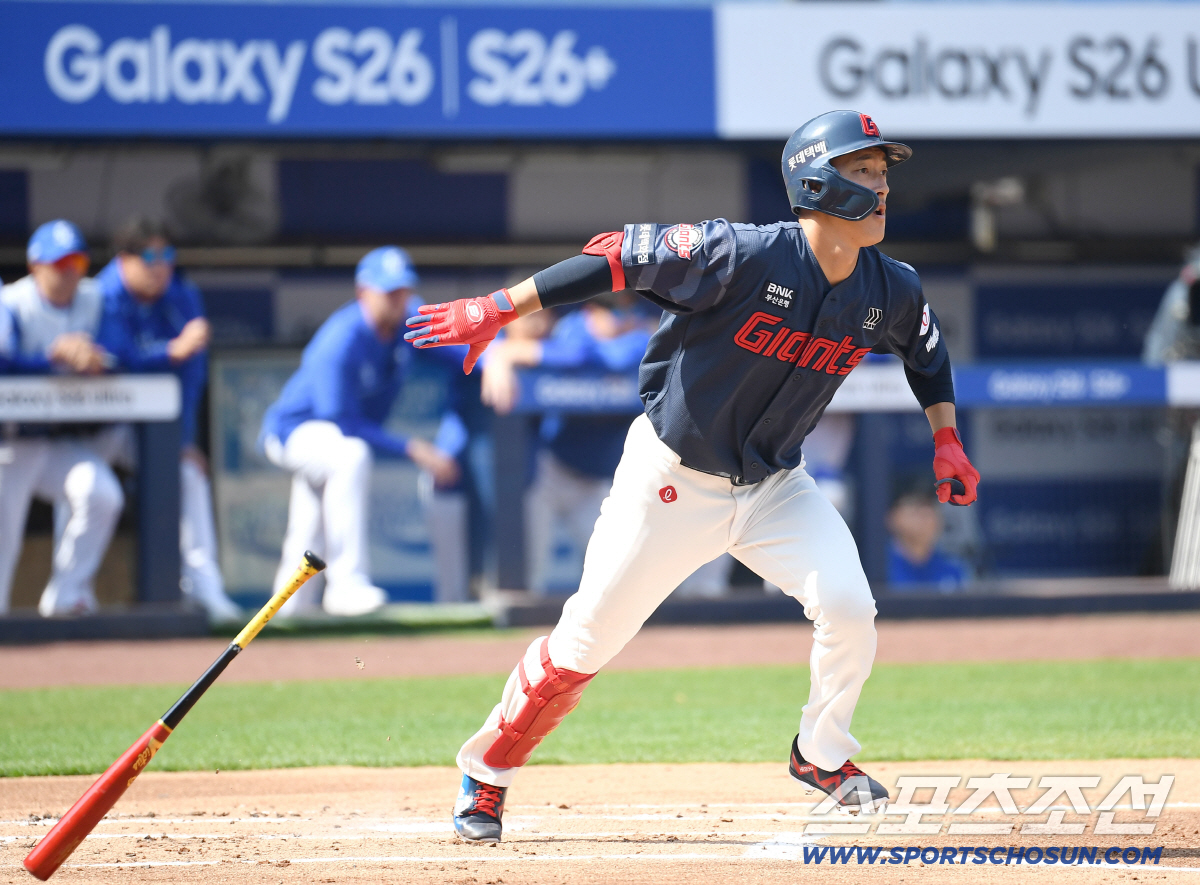 미안, 라팍 우리가 좀 쓸게...롯데 펑펑펑, 로드리게스 무실점 데뷔전 …