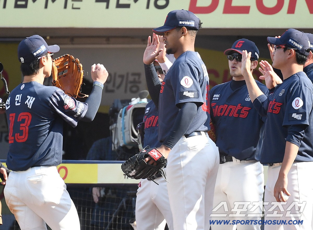미안, 라팍 우리가 좀 쓸게...롯데 펑펑펑, 로드리게스 무실점 데뷔전 …
