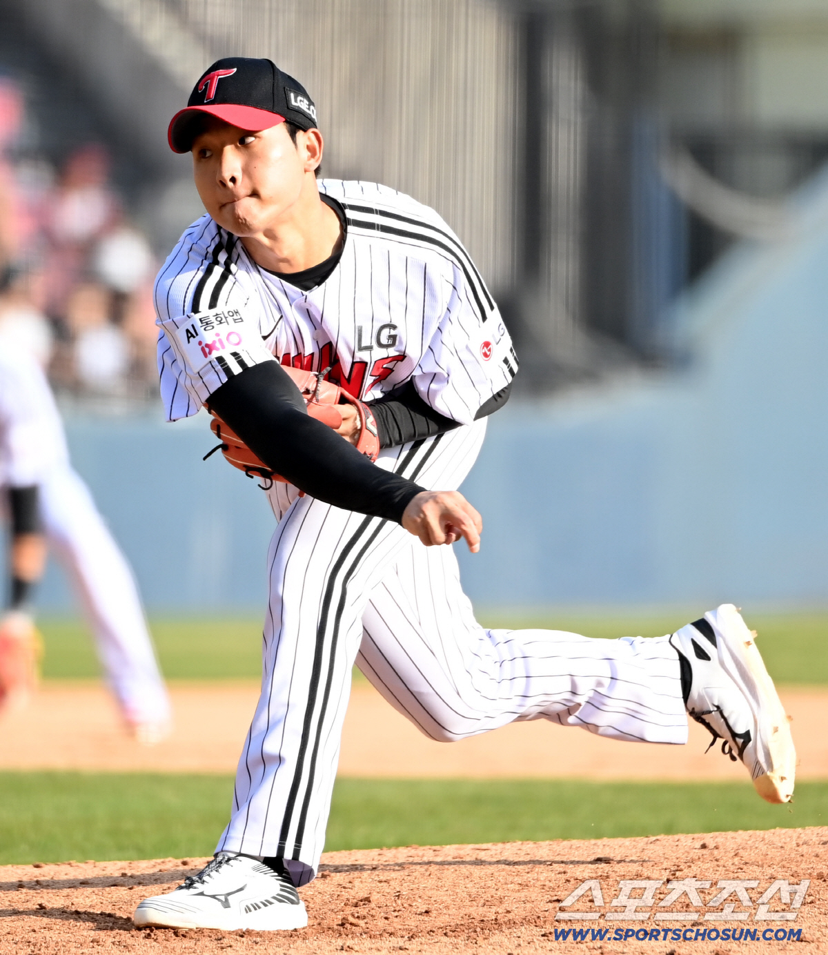 우승팀이 맹추격에도 7-11 개막전 대패라니. 2023년에도 KT에 6-…