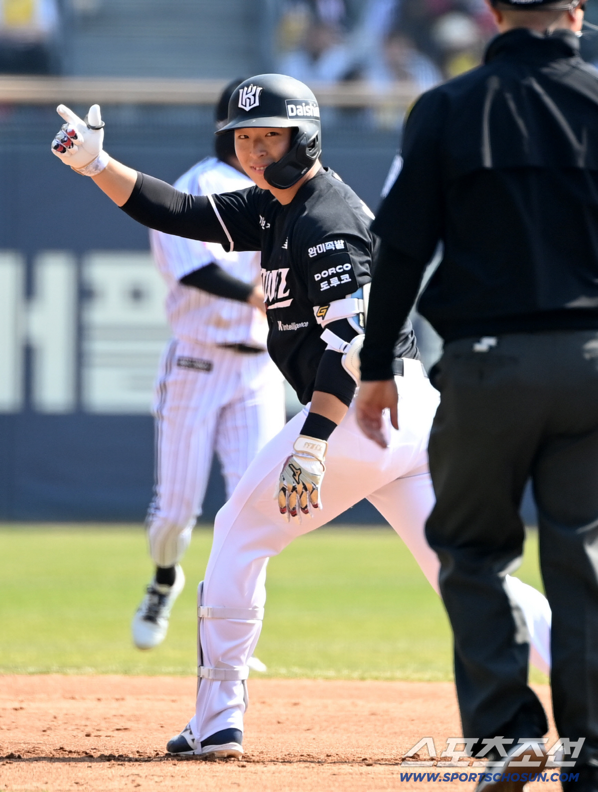 우승팀이 맹추격에도 7-11 개막전 대패라니. 2023년에도 KT에 6-…