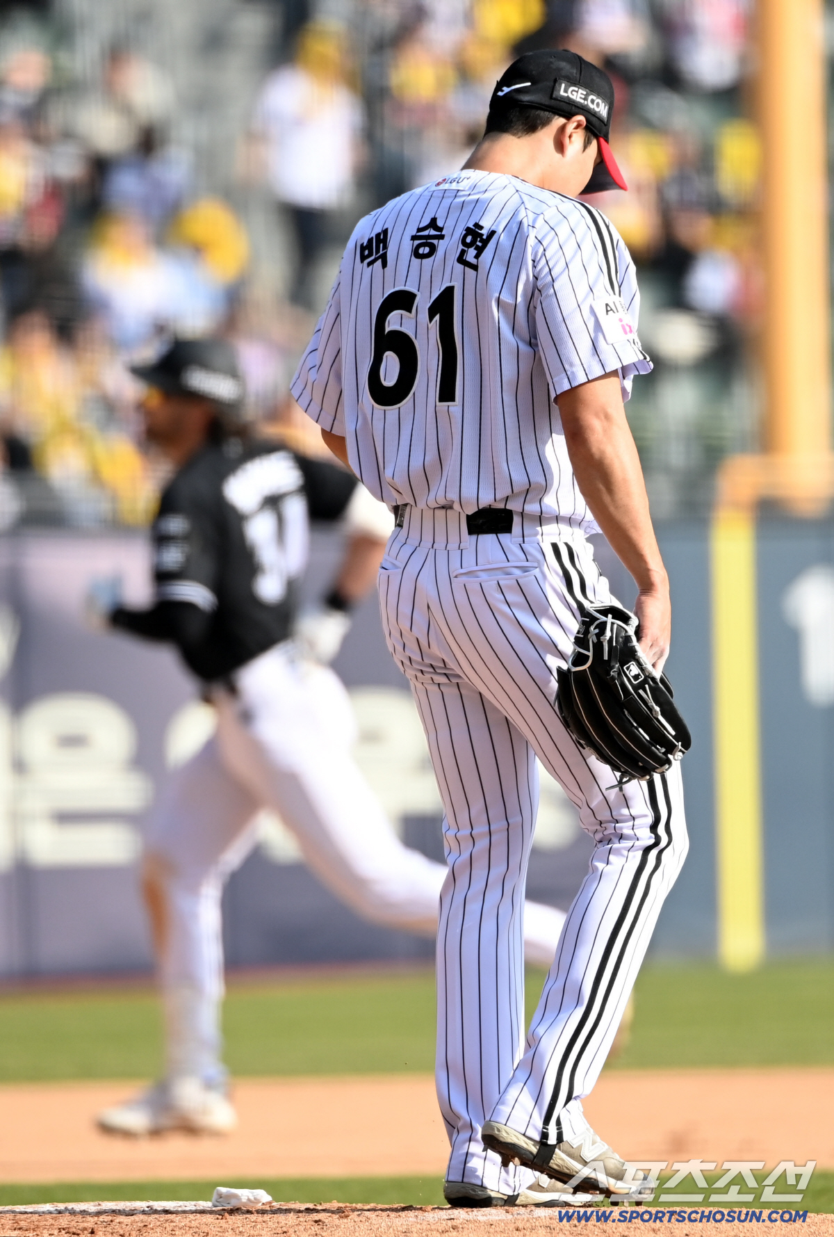 우승팀이 맹추격에도 7-11 개막전 대패라니. 2023년에도 KT에 6-…