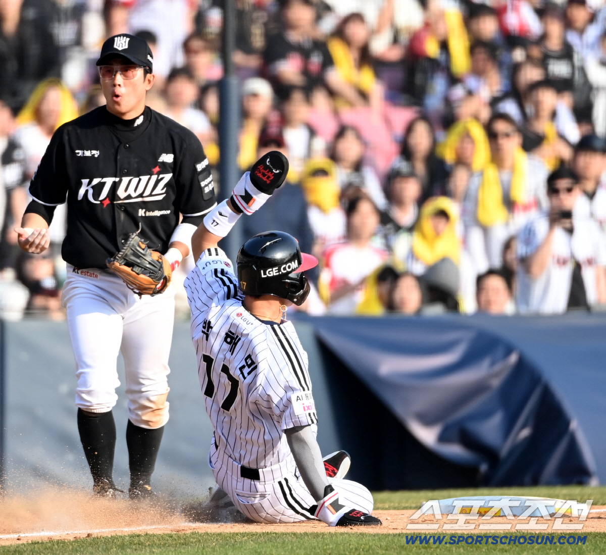 우승팀이 맹추격에도 7-11 개막전 대패라니. 2023년에도 KT에 6-…