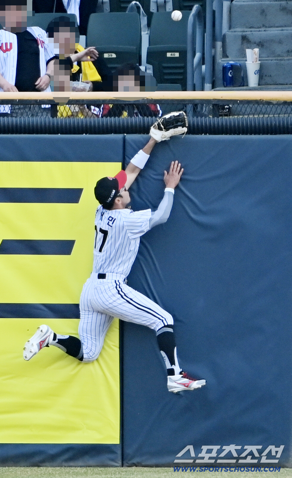 우승팀이 맹추격에도 7-11 개막전 대패라니. 2023년에도 KT에 6-…