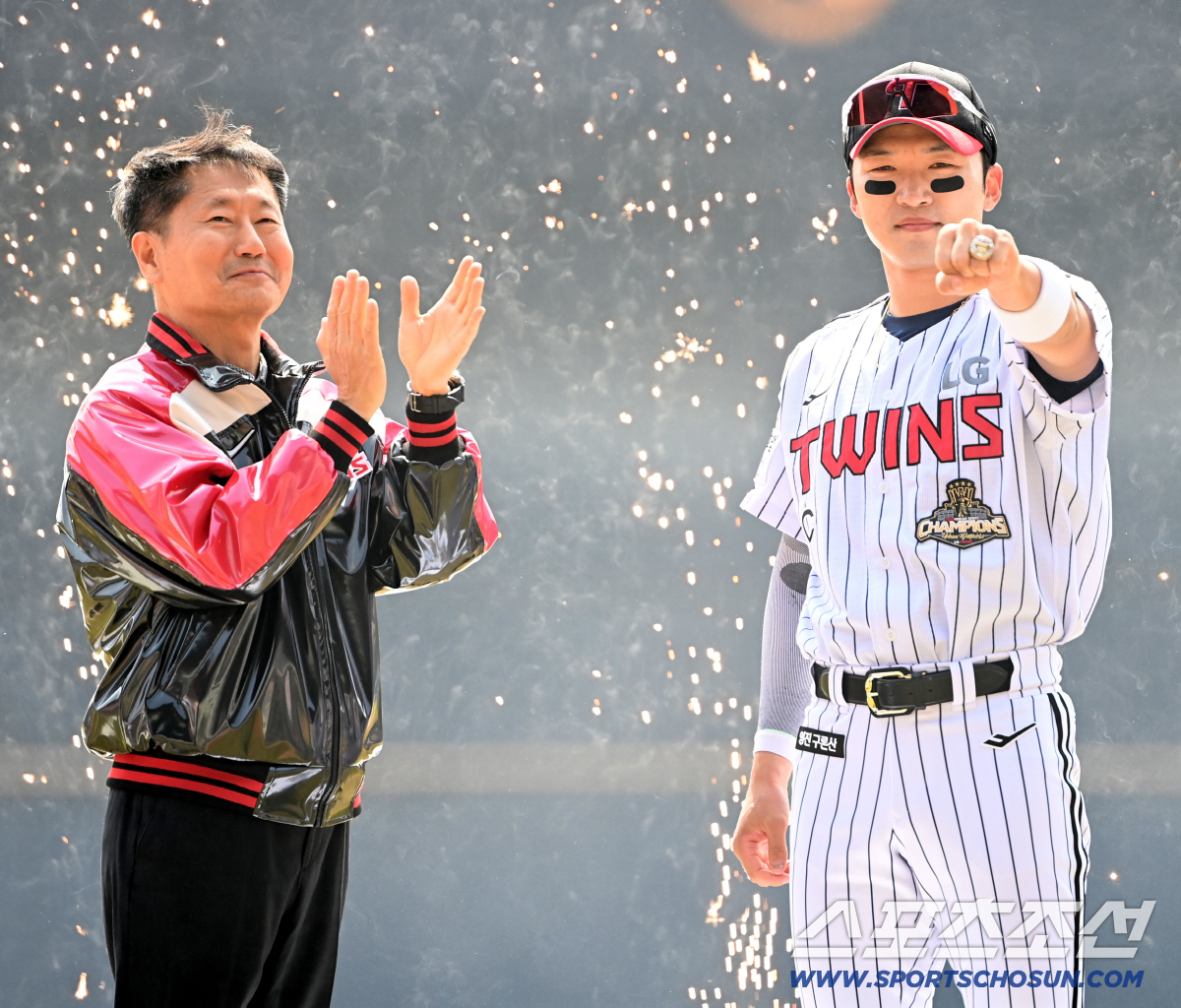 우승팀이 맹추격에도 7-11 개막전 대패라니. 2023년에도 KT에 6-…