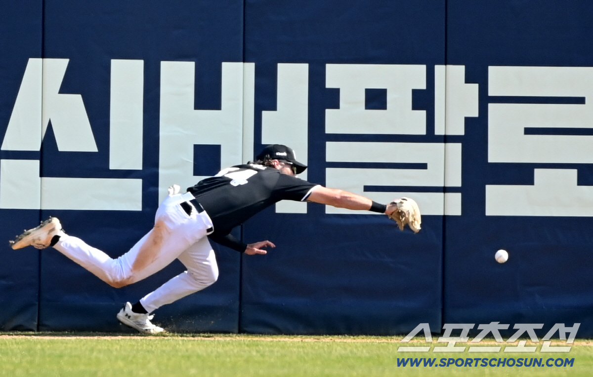 우승팀이 맹추격에도 7-11 개막전 대패라니. 2023년에도 KT에 6-…