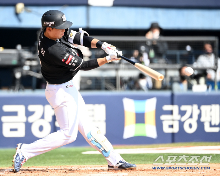 '돈 쓴 보람 있네.' 감독 빼고 다바꾸더니 우승팀에 대승. 이강철을 웃게한 달라진 타선. "1회 2아웃이후 연속안타로 빅이닝 기쁘다" [잠실 코멘트]