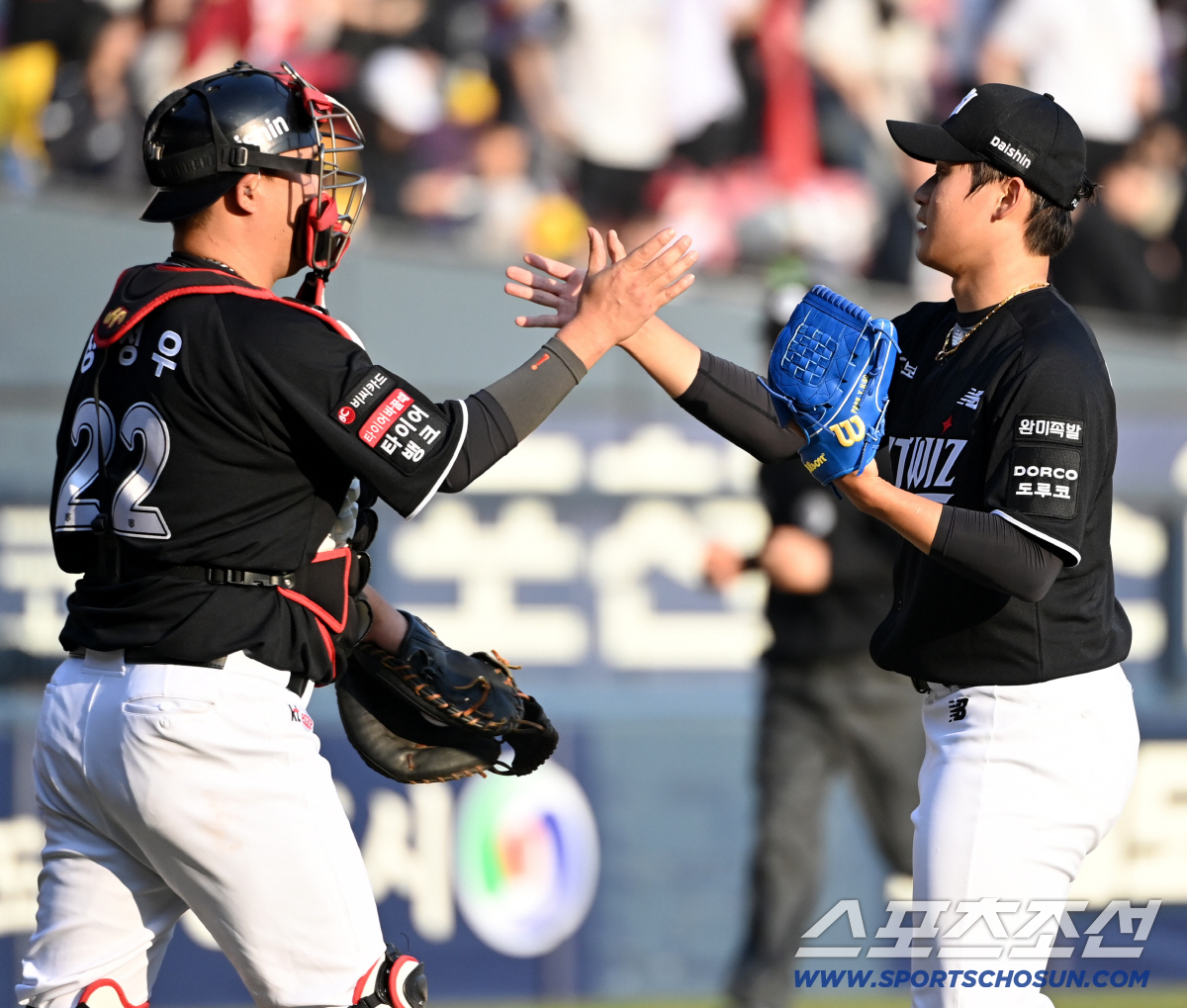 '돈 쓴 보람 있네.' 감독 빼고 다바꾸더니 우승팀에 대승. 이강철을 웃…