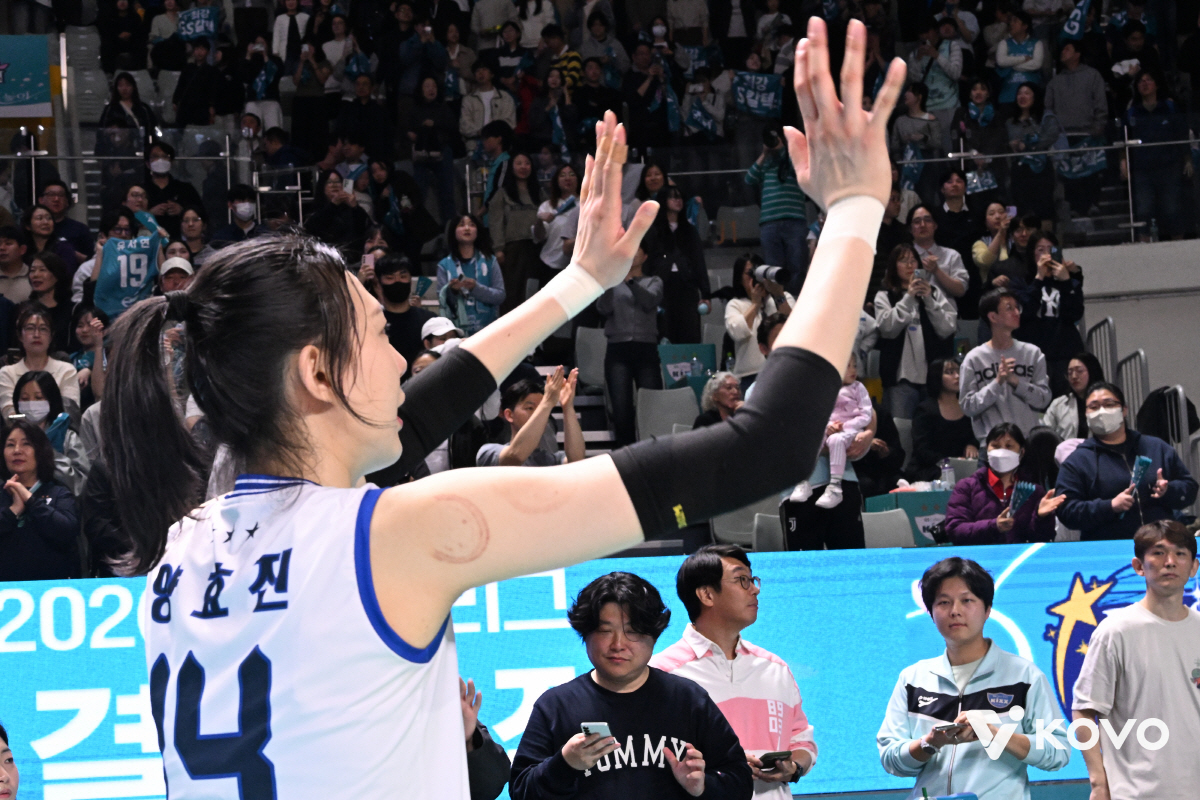 "이렇게 보내서 미안하다" 양효진의 '라스트댄스' → 김희진의 뜨거운 눈…