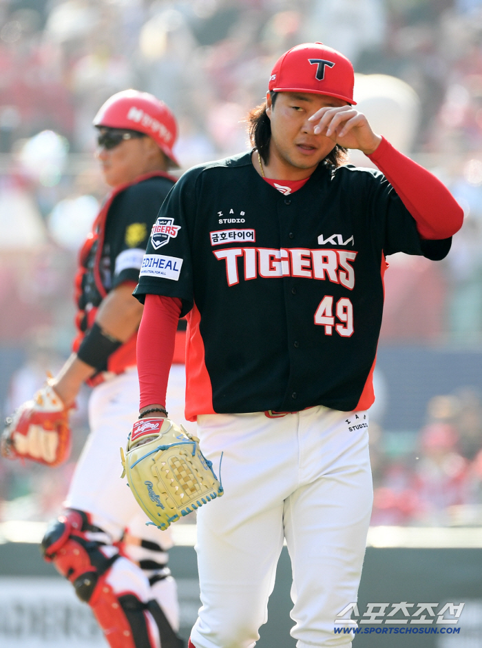 '20억 FA 충격적인 데뷔전' 아웃카운트 1개도 못 잡고 무너진 김범수...쥐구멍 찾고 싶었던 순간