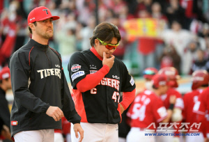 재밌는 거야, 수준 떨어지는 거야...개막부터 '대난장쇼' 1300만 흥행 도전 '양날의 검'